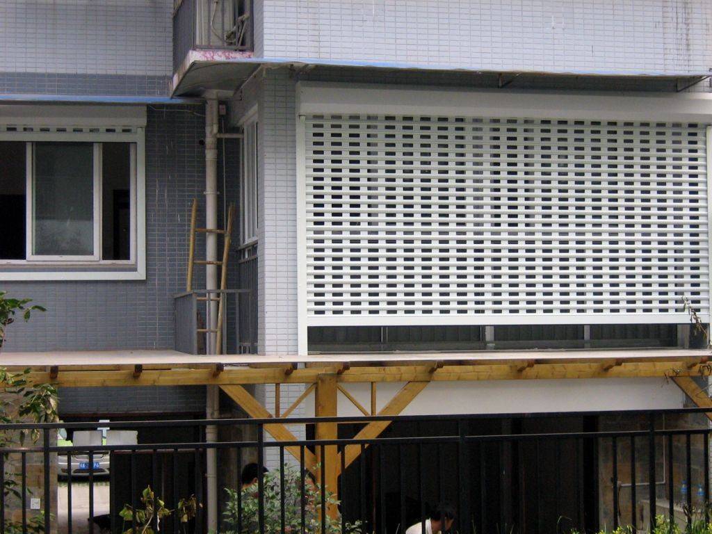 沖孔卷簾門